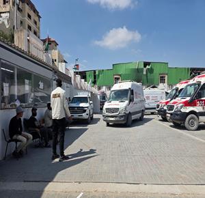 مرضى وجرحى يغادرون مقر جمعية الهلال الأحمر الفلسطيني في خان يونس جنوب قطاع غزة متجهين إلى معبر رفح لتلقي العلاج في الخارج
